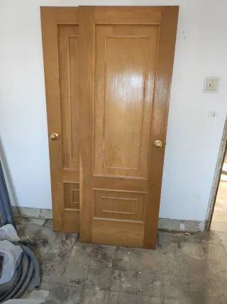Puertas de madera con pomo en perfecto estado.