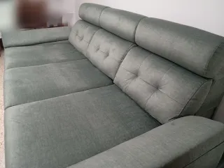 Sofá modular verde con almacenaje