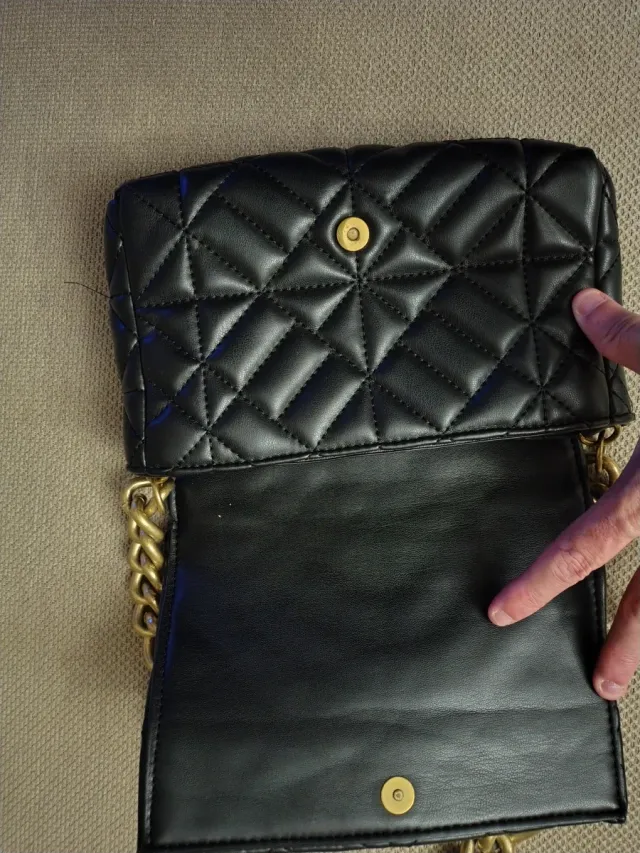 Bolso negro Zara con cadena dorada