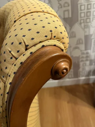 2 sillones tapizados con reposapiés