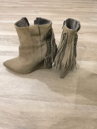 Botines ante beige flecos tachas marca alpe