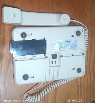 Teléfono antiguo,marca Forma, color beige.