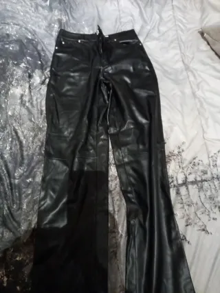 Pantalones efecto piel negros