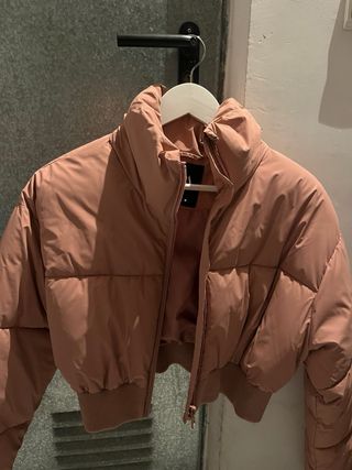 Chaqueta rosa acolchada corta