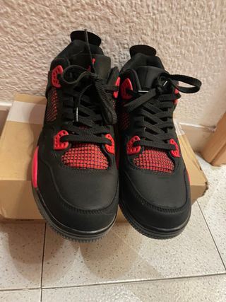 Zapatillas Jordan Negras y Rojas talla 44