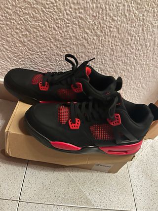 Zapatillas Jordan Negras y Rojas talla 44