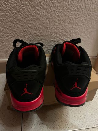 Zapatillas Jordan Negras y Rojas talla 44