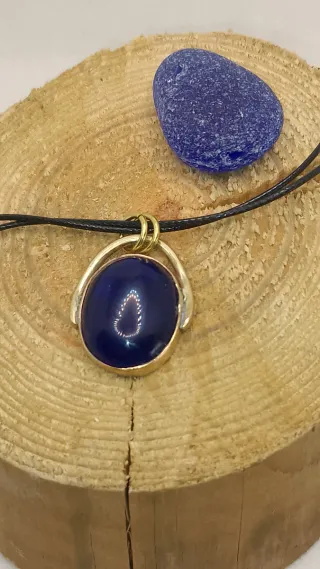 Colgante azul y dorado hecho a mano
