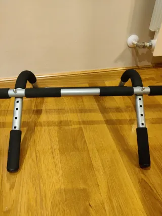 Barra dominadas multifunción para puerta