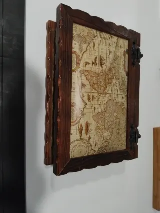 Caja de madera decorada con mapa antiguo