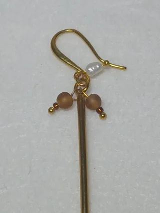 Pendientes largos dorados con detalles