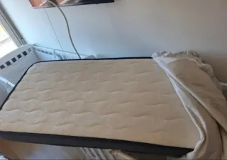 Cuna de bebé con colchón