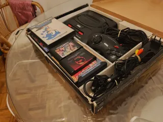 Sega Mega Drive II con juegos
