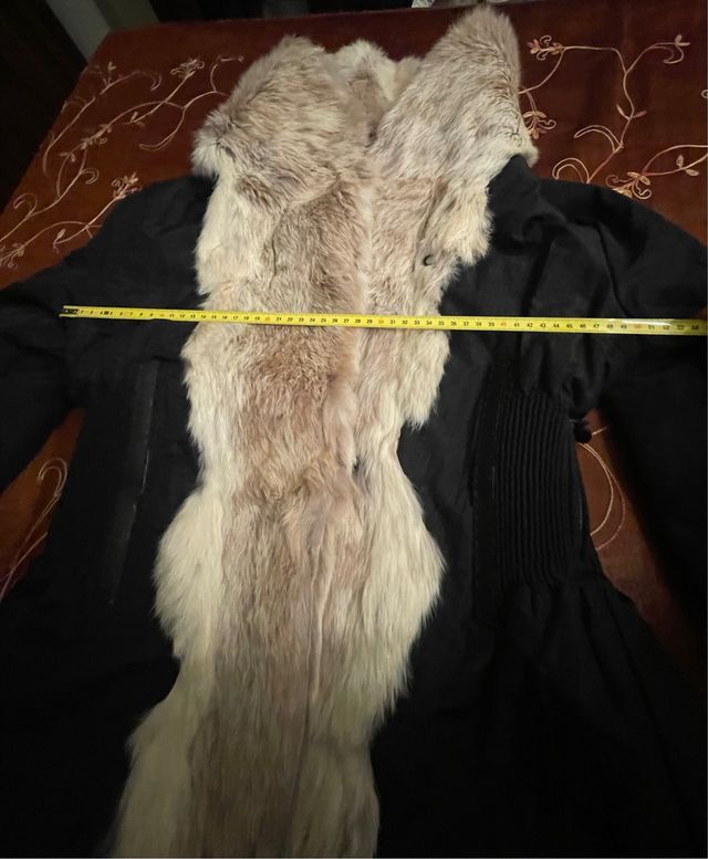 Giacca nera imbottita e rifinita con pelliccia 