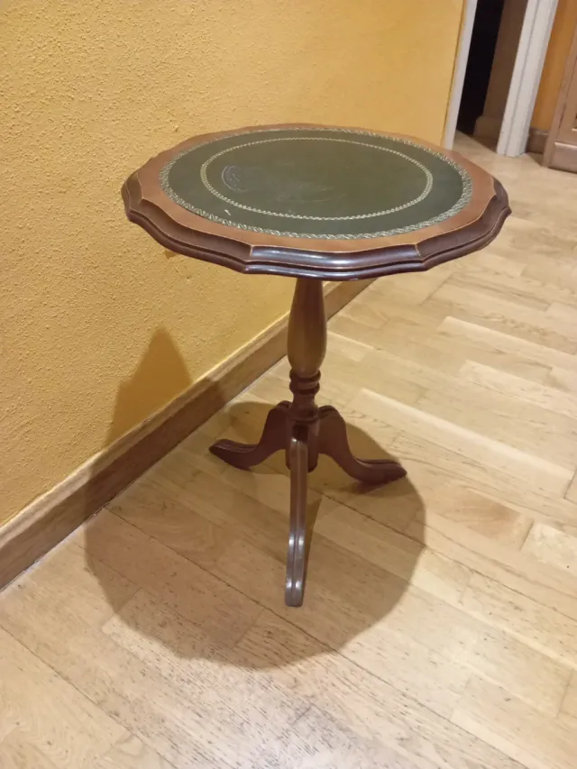 Mesa auxiliar redonda madera y piel