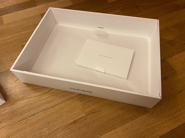 Caja MacBook Pro 16”