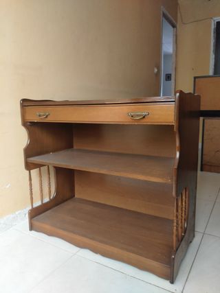 Cómoda de madera marrón antigua