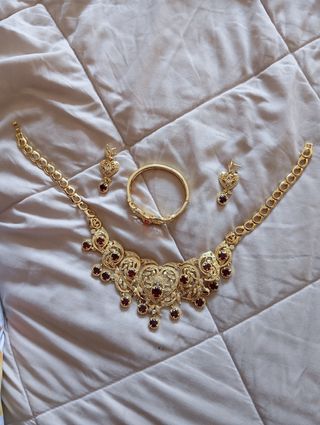Conjunto de fantasía: collar, pendientes y pulsera