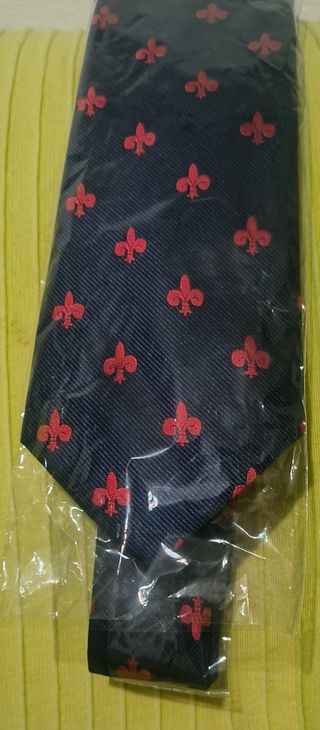 Corbata flor de lis azul marino bordada en rojo