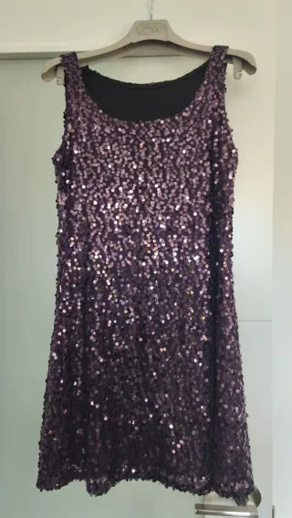 Vestido de fiesta mini de lentejuelas morado.