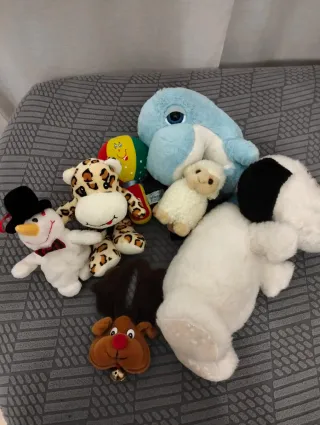 Peluche assortiti: balena, cane, renna, pupazzo ne