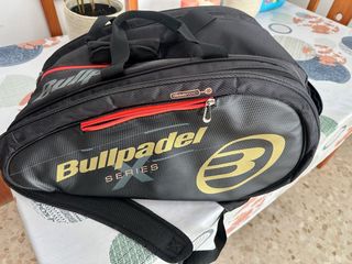 Paletero Bullpadel Avant Negro Dorado