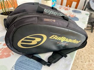 Paletero Bullpadel Avant Negro Dorado