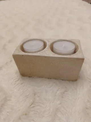 Portacandele in pietra con figure