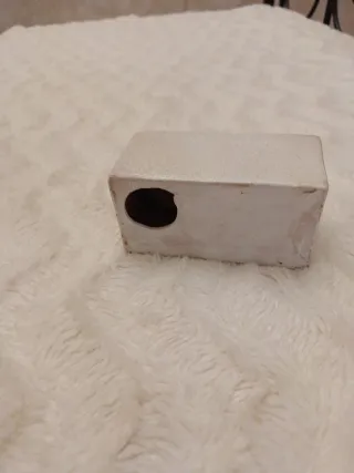 Portacandele in pietra con figure