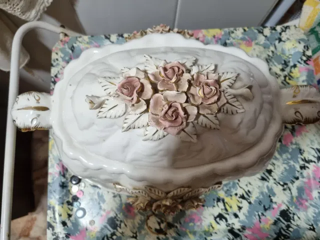 Sopera de cerámica con flores rosas