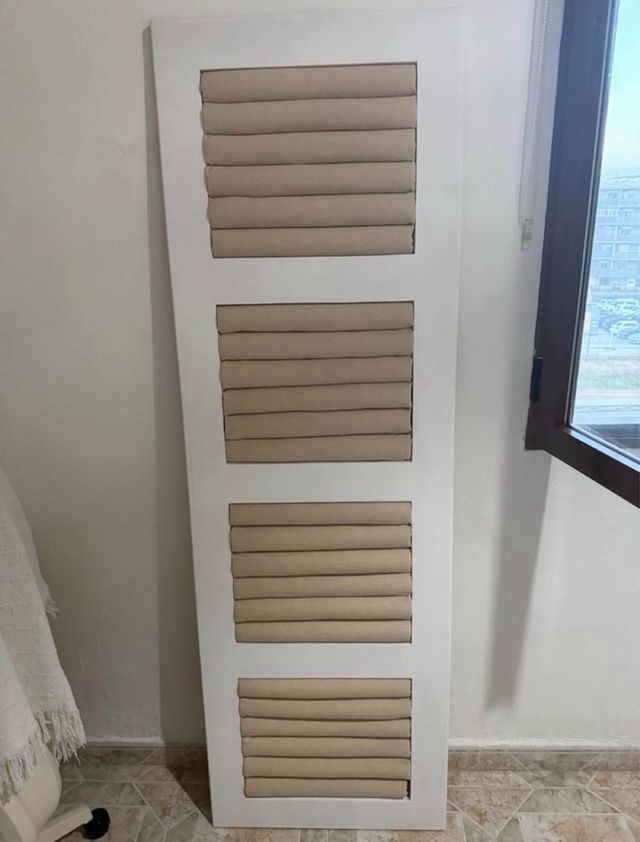 Cabecero de cama acolchado beige y blanco