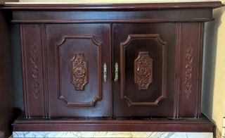 Mueble recibidor madera con base y pie de mármol.