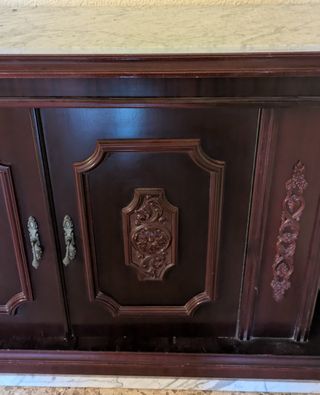 Mueble recibidor madera con base y pie de mármol.