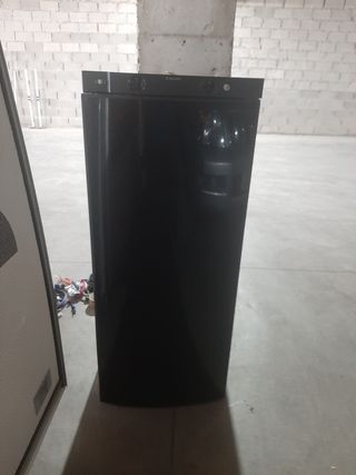 Nevera trivalente Dometic para reparar.