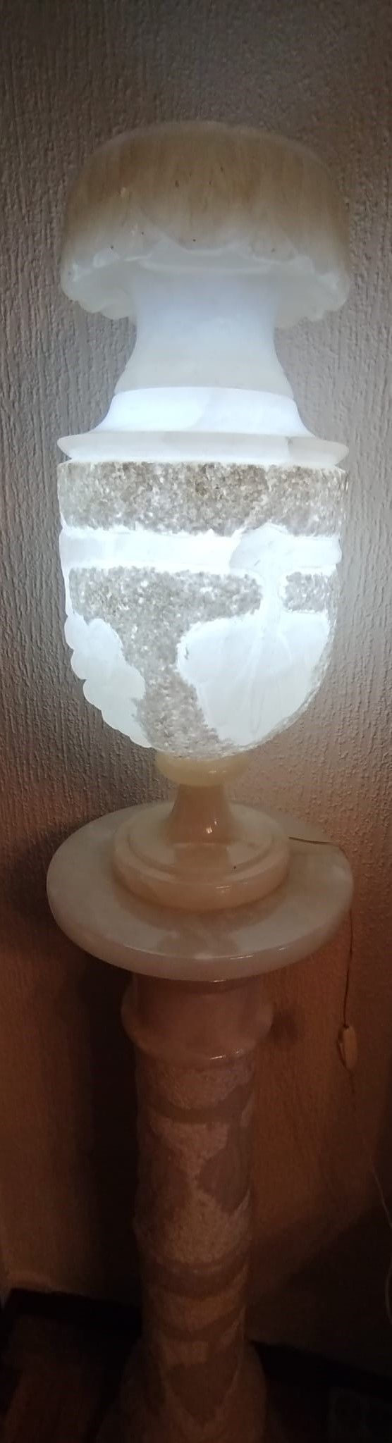 Columna y jarrón-lámpara de alabastro