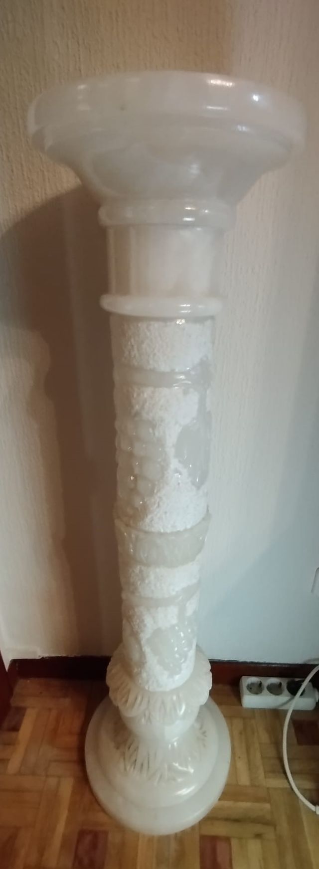 Columna y jarrón-lámpara de alabastro