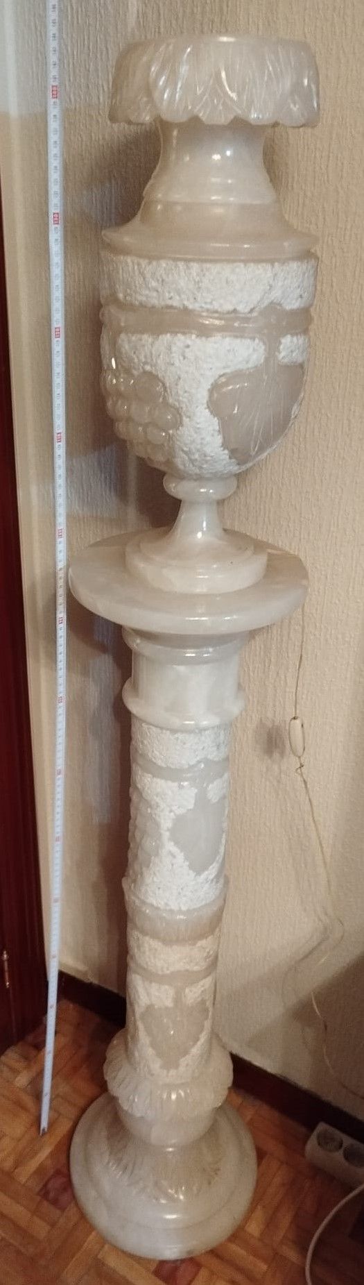 Columna y jarrón-lámpara de alabastro