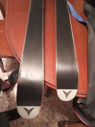 Esquís agy free con fijaciones LOOK