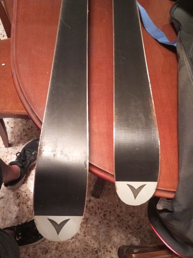 Esquís agy free con fijaciones LOOK