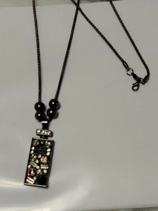 Colgante botella con piedras