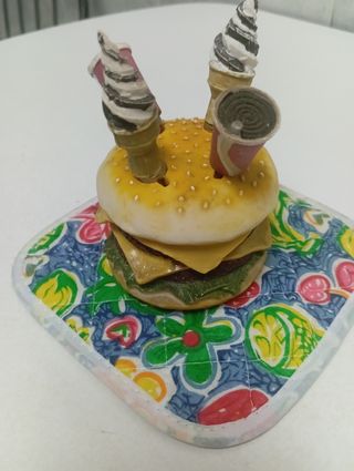 Hamburguesa de resina con cubiertos