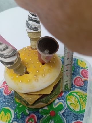 Hamburguesa de resina con cubiertos