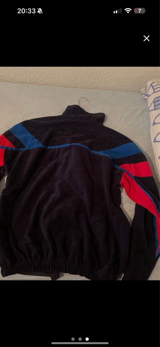 Chaqueta deportiva azul y roja