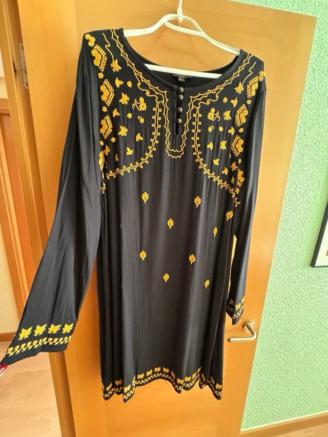 Vestido negro con bordado dorado