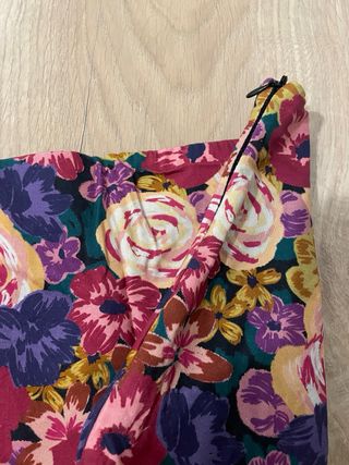 Falda corta floral fruncida