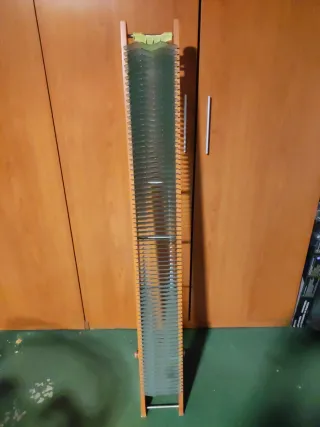 Columna porta CDs madera y plástico