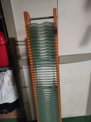 Columna porta CDs madera y plástico