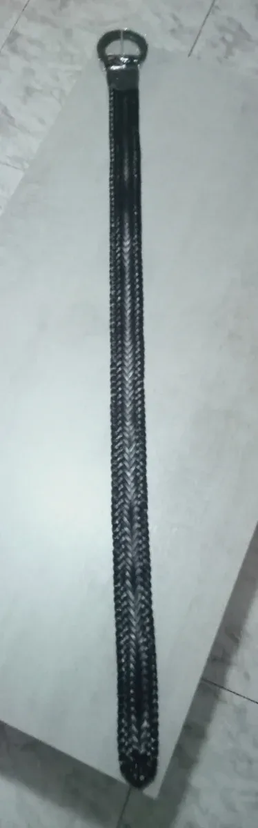 Cinto trançado preto com fivela prateada