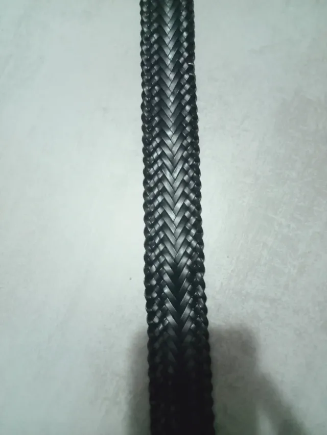 Cinto trançado preto com fivela prateada