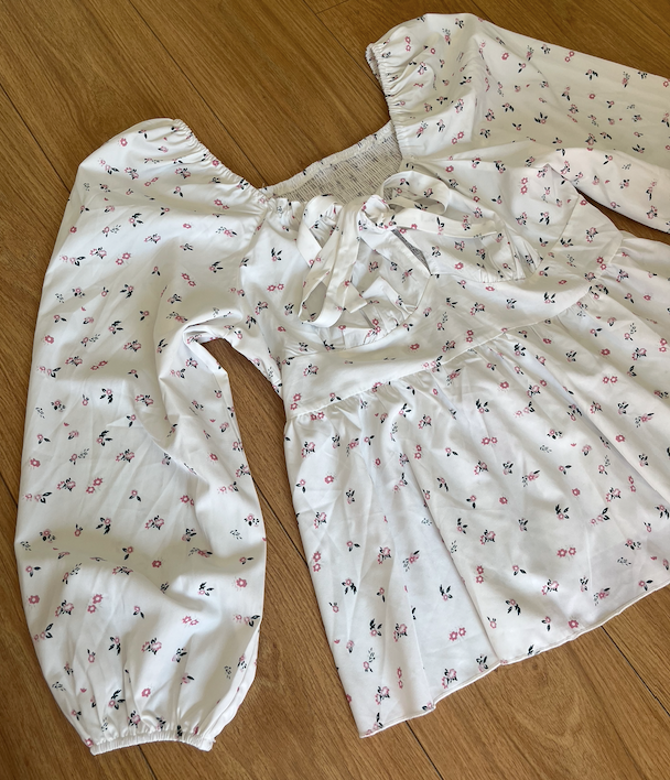 camiseta blanca con flores de manga larga